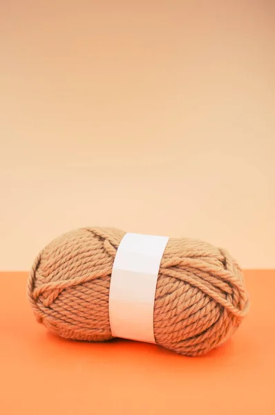 Een Verticaal Shot Van Geïsoleerd Beige Garen Oranje Achtergrond Met — Stockfoto