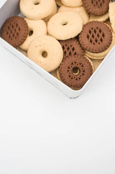 Kakaové Máslové Sušenky Kovové Krabici Textovým Prostorem Bílém Pozadí — Stock fotografie