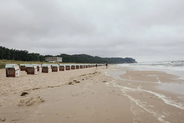 Ein Weißer Sandstrand Einem Stürmischen Bewölkten Tag — Stockfoto