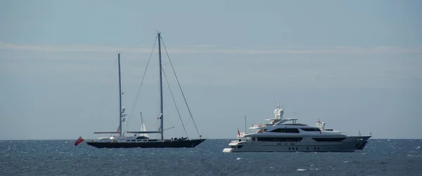 フランス カンヌ 2011年8月8日 フランス カンヌの地中海を航海する豪華なヨットと帆船 — ストック写真