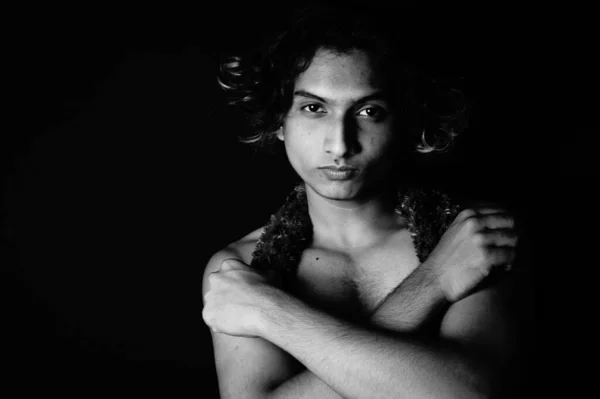 Greyscale Shot Half Naked South Asian Male Feather Scarf Wig — ストック写真