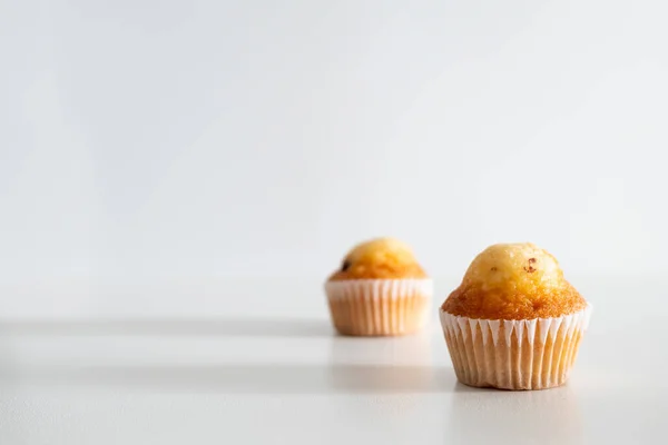 Plan Deux Petits Muffins Aux Pépites Chocolat Sur Fond Blanc — Photo