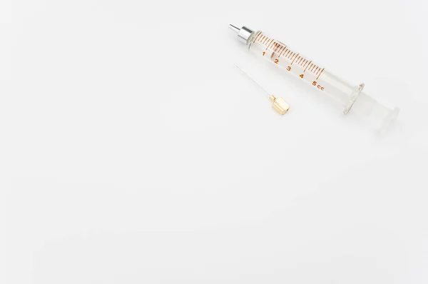 Metin Arkaplanlı Beyaz Kağıt Üzerinde Izole Edilmiş Bir Enjeksiyon Şırıngası — Stok fotoğraf