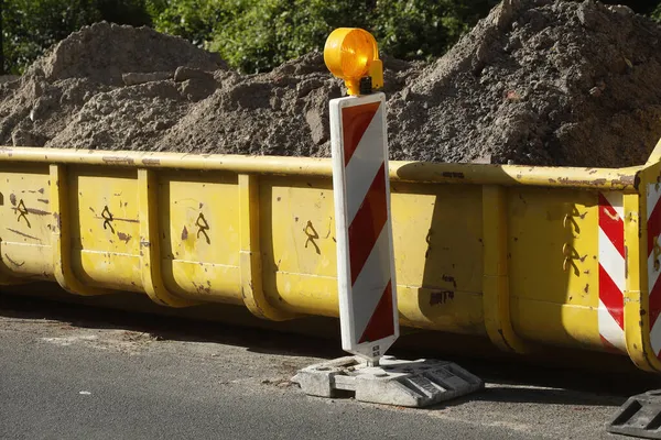 폐허를 노란색 용기가 독일의 거리에 — 스톡 사진