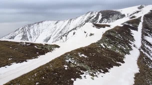 夕暮れ時の雪に覆われた山々の絵のような景色 — ストック動画