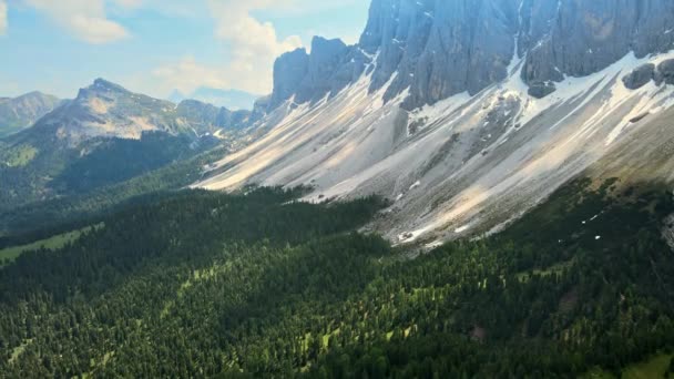 Vue Panoramique Sur Plaine Milieu Des Montagnes Par Temps Ensoleillé — Video