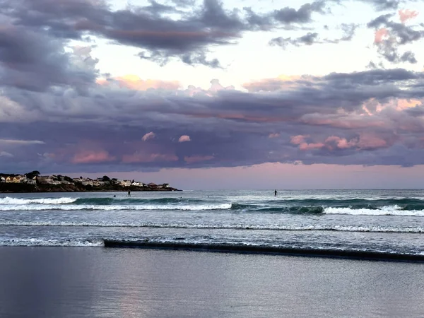 美しい夕日の間の波の静かな景色 — ストック写真