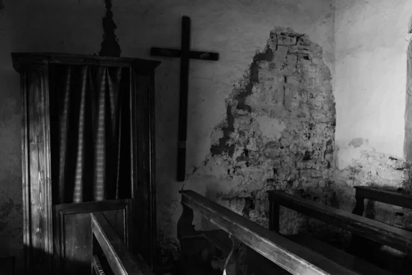 Ένα Κοντινό Πλάνο Ενός Παλιού Κατεστραμμένου Τοίχου Εκκλησίας Ξύλινα Παγκάκια — Φωτογραφία Αρχείου