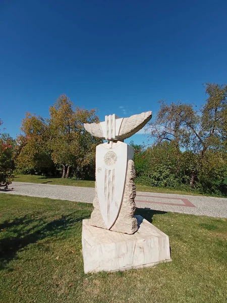 Parktaki Bir Anıtın Dikey Çekimi — Stok fotoğraf