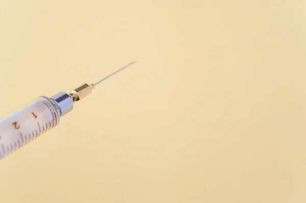 Een Geïsoleerde Injectiespuit Een Gele Papieren Achtergrond Met Tekstruimte — Stockfoto