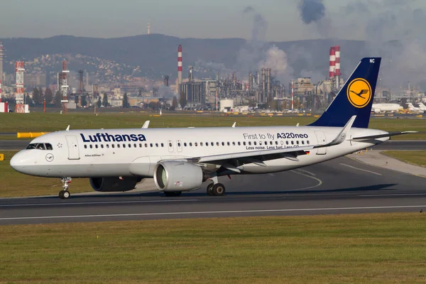 Vienna Österrike Nov 2018 Lufthansa A320Neo Ainc Startbanan Med Industrin — Stockfoto