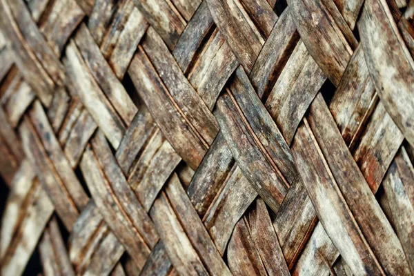 村のパーティションの壁として使用されるインターレースで織られたヤシの木の葉 — ストック写真