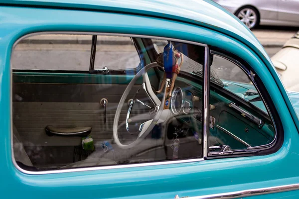 Egy Közeli Kép Egy Klasszikus Kék Autóról Egy Autóban Biciklis — Stock Fotó
