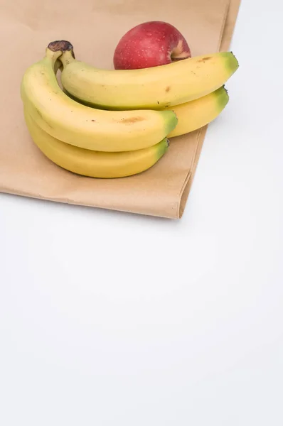 Maçã Vermelha Biológica Madura Bananas Branco Fundo Saco Papel Com — Fotografia de Stock