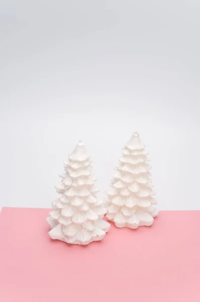 Χριστουγεννιάτικο Διακοσμητικό Φόντο Έλατα Ροζ Και Λευκή Επιφάνεια Αντιγραφικό Χώρο — Φωτογραφία Αρχείου