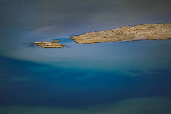 Кусок Земли Голубом Море Дневное Время — стоковое фото