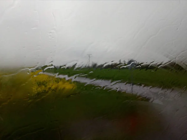 Ein Nasses Fenster Mit Blick Auf Eine Straße Einem Feld — Stockfoto