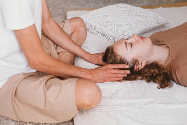 Een Mannelijke Chiropractor Werkt Met Een Vrouwelijke Patiënt — Stockfoto