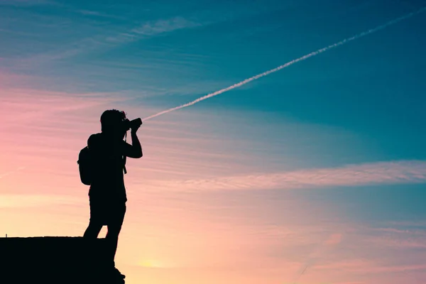 Silueta Fotografa Pozadí Zapadajícího Slunce — Stock fotografie