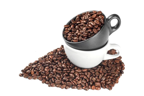 Két Csésze Pörkölt Kávébab Izolált Fehér Alapon — Stock Fotó