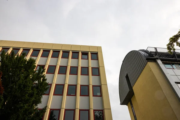 Uma Foto Baixo Ângulo Fachada Belo Edifício Contemporâneo Dusseldorf Alemanha — Fotografia de Stock
