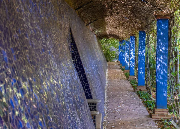 Krásná Scenérie Zahrady Modrými Sloupy Mozaikovými Stěnami — Stock fotografie