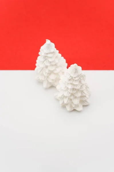 Fondo Ornamental Navidad Con Abetos Sobre Una Superficie Roja Blanca — Foto de Stock
