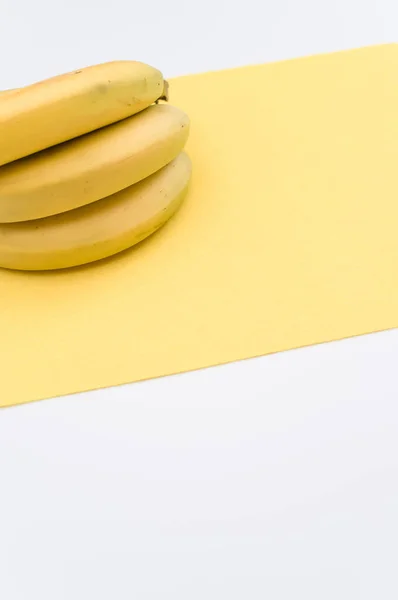 Banane Biologiche Mature Fondo Bianco Giallo Con Spazio Copia — Foto Stock