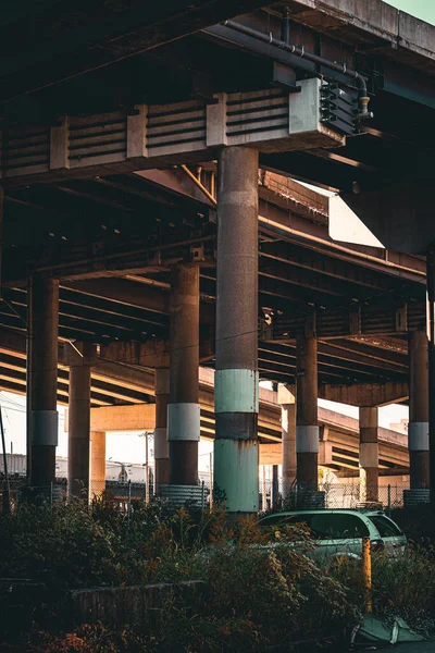 Een Verticaal Shot Van Oude Rustieke Stalen Constructies Van Een — Stockfoto