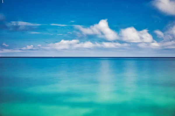 Μια Μαγευτική Θέα Του Συννεφιασμένου Ουρανού Πάνω Από Θάλασσα Καλοκαίρι — Φωτογραφία Αρχείου