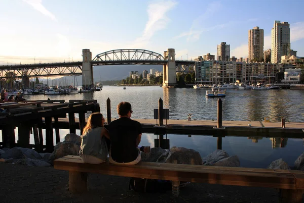 Vancouver Canada 2021年7月30日 人们欣赏位于加拿大温哥华的伯拉德街大桥的景色 — 图库照片