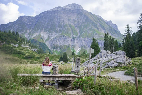 Ззаду Жінки Яка Милується Мальовничим Краєвидом Гір Австрії — стокове фото