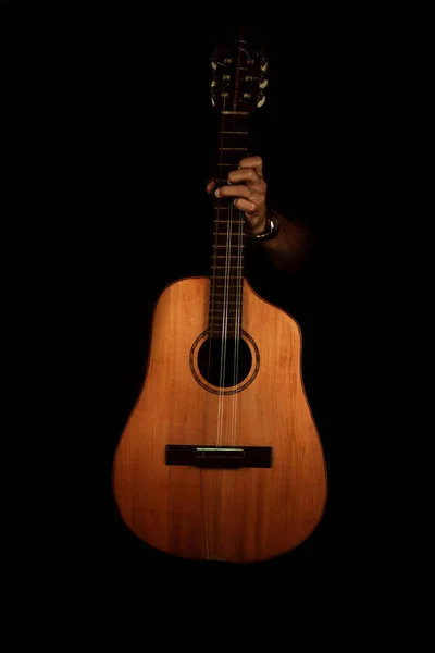 Tiro Vertical Músico Segura Uma Guitarra Fundo Preto — Fotografia de Stock