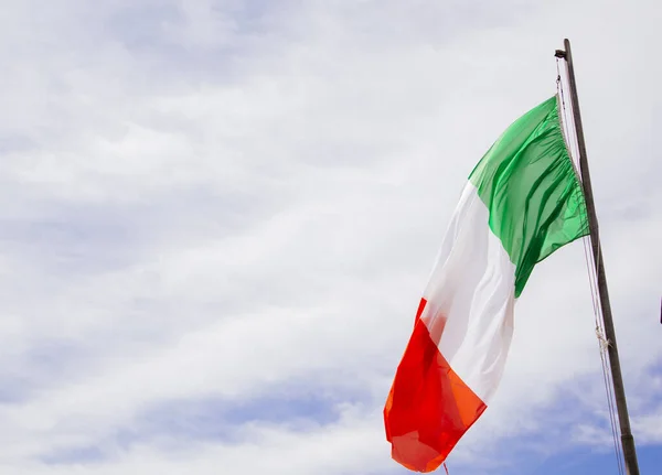 Італійський Прапор Розмахує Вітром — стокове фото