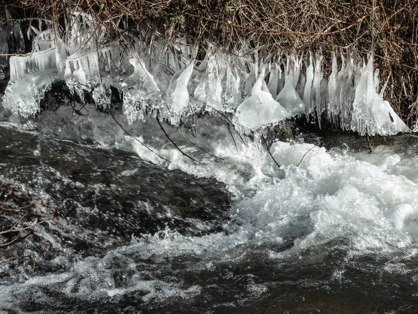 Πάγος Κρέμεται Πάνω Από Ένα Ρυάκι Μεγάλη Έκθεση Στο Χρόνο — Φωτογραφία Αρχείου