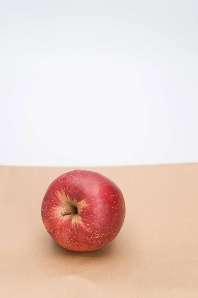 Reifer Biologischer Roter Apfel Auf Weißem Hintergrund Und Papiertüte Mit — Stockfoto