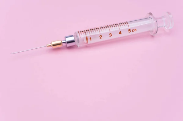 Isolated Injection Syringe Mauve Paper Background Text Space — Stock Photo, Image
