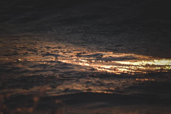 Een Serene Landschap Van Rimpelingen Van Oceaan Zonnestralen Bij Gouden — Stockfoto