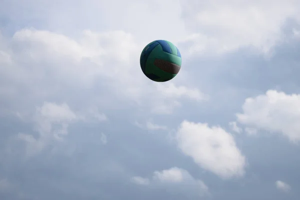 一个色彩斑斓的排球 背景是和平的天空 — 图库照片