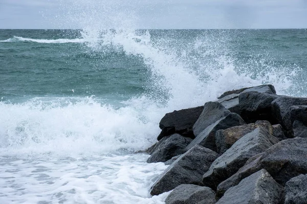 Een Dramatische Grote Golven Spatten Rotsen Een Zee — Stockfoto