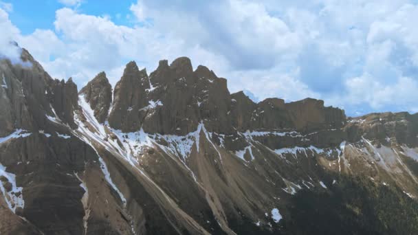 Pintoresca Vista Las Montañas Cubiertas Nieve Atardecer — Vídeo de stock