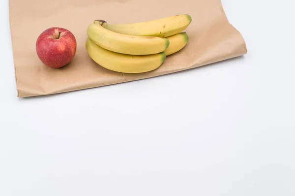 Maçã Vermelha Biológica Madura Bananas Branco Fundo Saco Papel Com — Fotografia de Stock