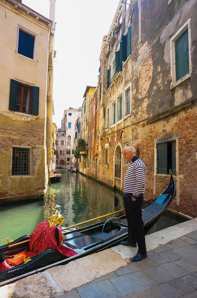 Venezia Italia Aprile 2016 Uomo Piedi Accanto Una Gondola Canale — Foto Stock