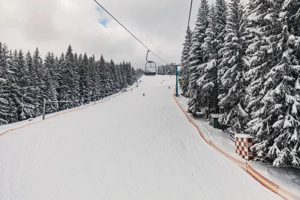 Grupo Pessoas Levantando Teleférico Nas Montanhas Para Atividades Esportivas Inverno — Fotografia de Stock