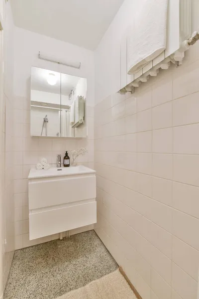 Tiro Vertical Projeto Mobilado Branco Banheiro — Fotografia de Stock