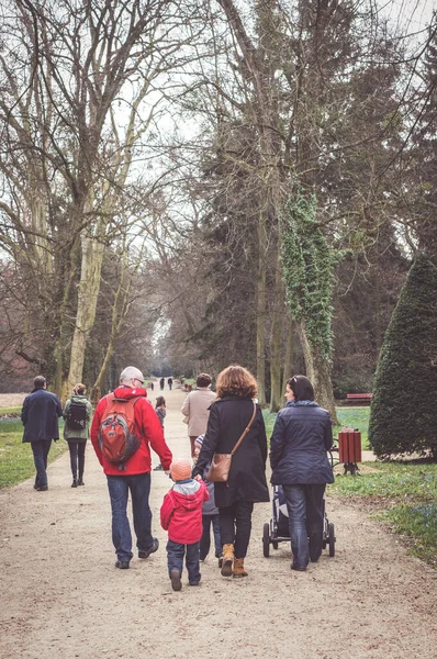 Kornik Polónia Outubro 2016 Grupo Pais Caminhando Com Seus Filhos — Fotografia de Stock