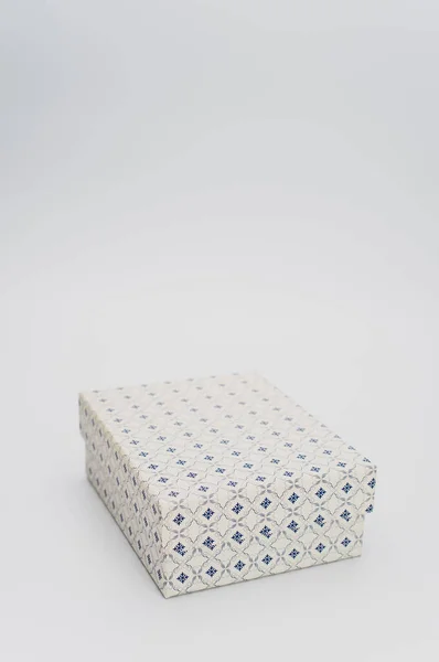 Een Gesloten Wit Kartonnen Doos Versierd Witte Achtergrond Met Tekstruimte — Stockfoto