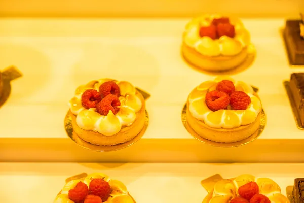 Los Deliciosos Tartaletas Recién Horneados Con Frambuesas Los Estantes Cristal — Foto de Stock