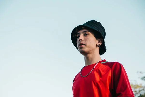 Retrato Joven Argentino Guay Con Pendientes Piercing Con Sombrero Cubo — Foto de Stock