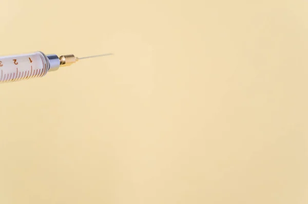 Isolerad Injektionsspruta Gult Papper Bakgrund Med Textutrymme — Stockfoto